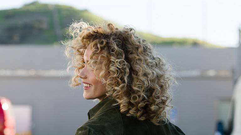 Comment Trouver La Coiffure Cheveux Boucles La Mieux Adaptee A La Longueur De Vos Cheveux A Leur Texture Et A La Forme De Votre Visage Garnier
